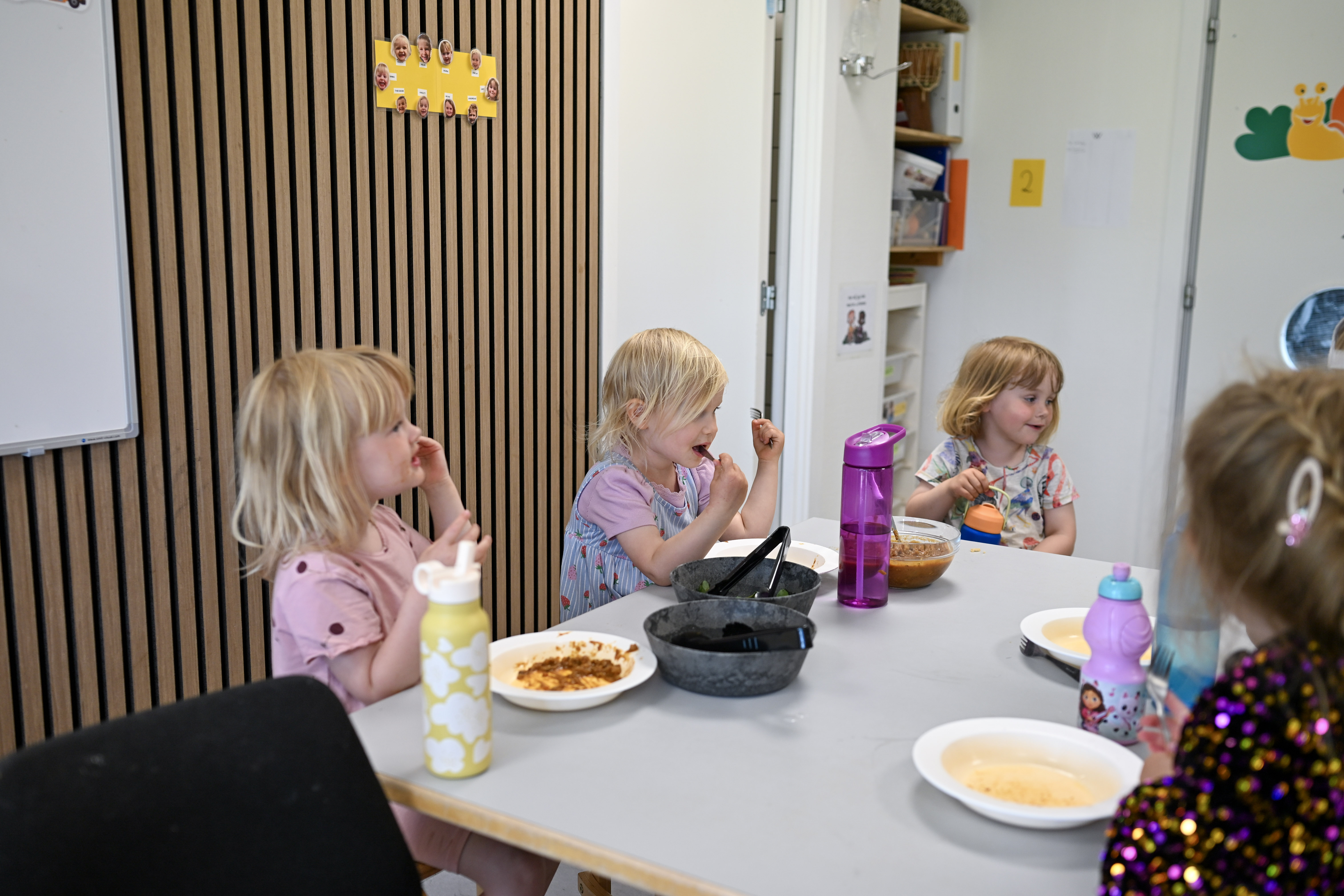 Piger spiser frokost