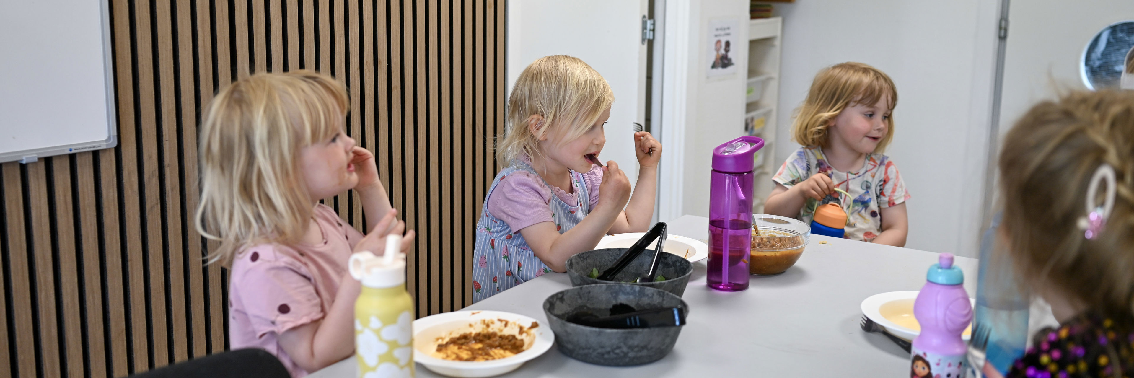 Piger spiser frokost